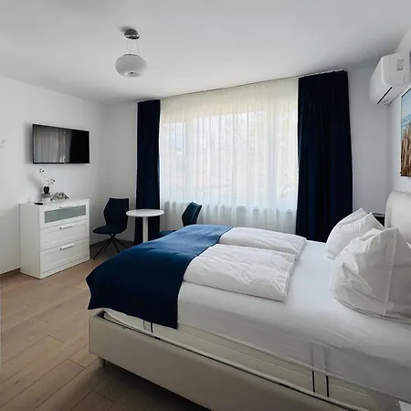 Berlin, With 3 Bedrooms Apartament *